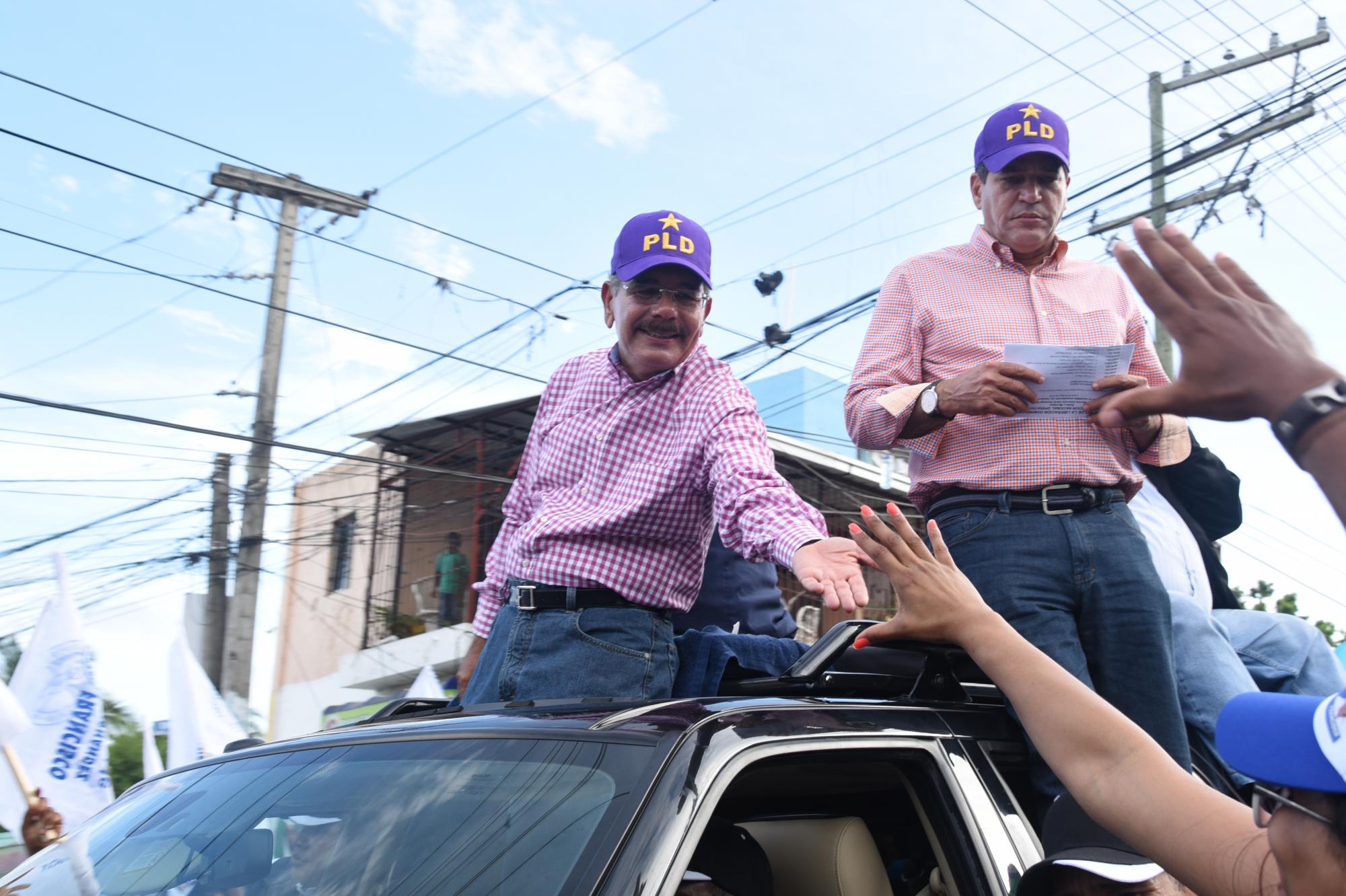 Danilo Medina saluda a los simpatizantes peledeístas