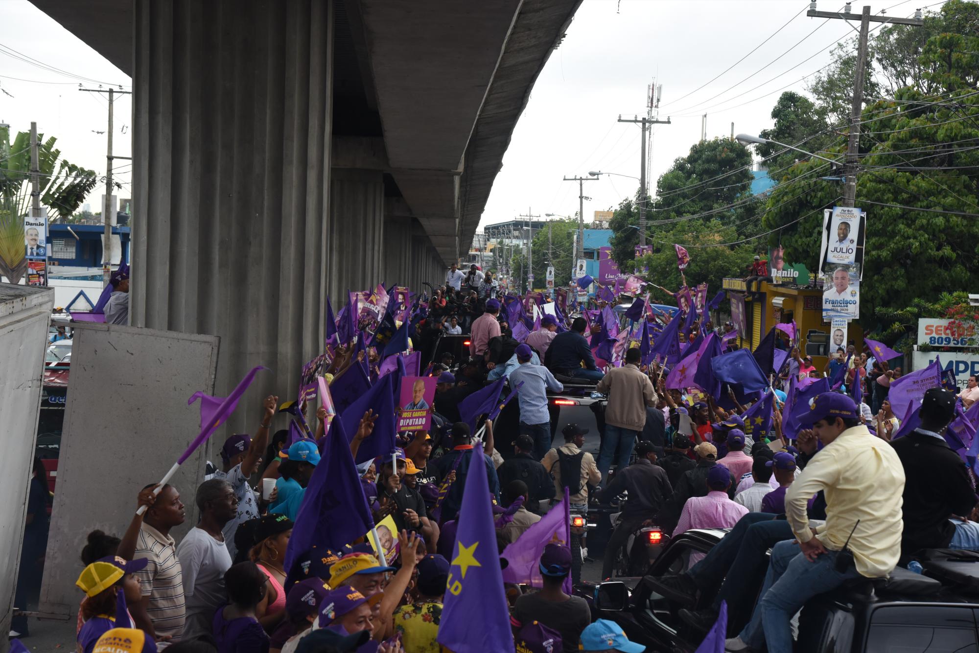 Cientos de personas se suman a la caravana del PLD
