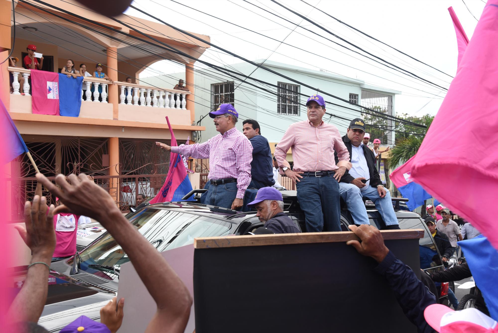 Danilo Medina saluda a los asistentes a la marcha