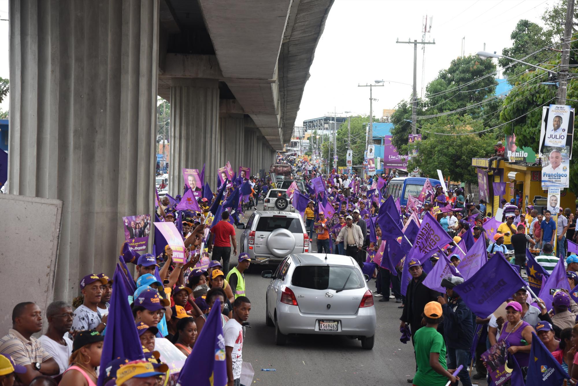 La caravana peledeísta bajo un elevado