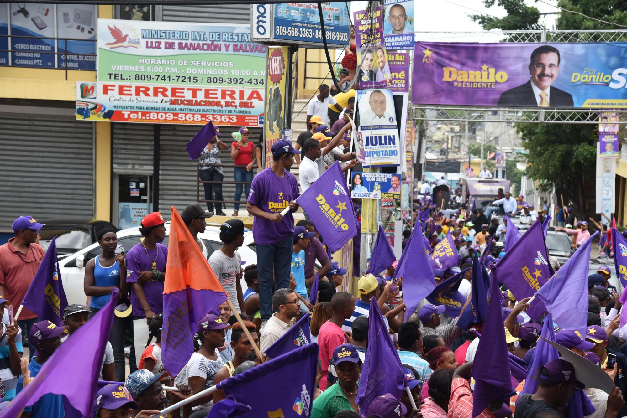 Simpatizantes del PLD se suman al recorrido de Danilo Medina.