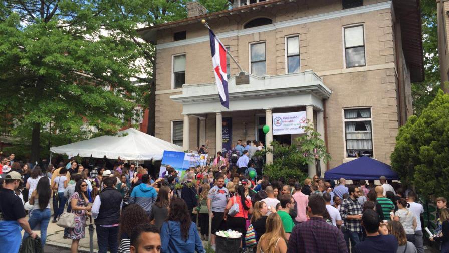 Miles de personas visitan embajada dominicana en Washington durante “Tour Mundial de las Embajadas”