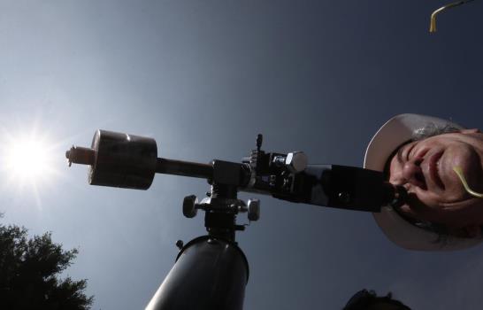 Mercurio completa su primer tránsito delante del Sol en una década Mercurio completa su primer tránsito delante del Sol en una década