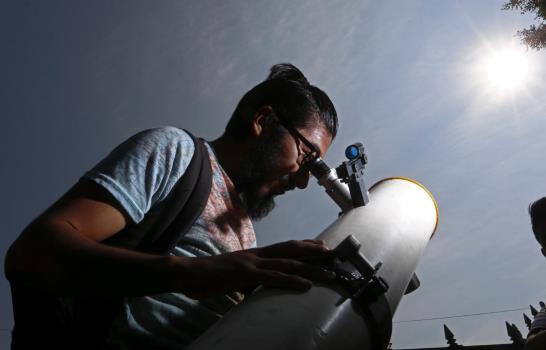 Mercurio completa su primer tránsito delante del Sol en una década Mercurio completa su primer tránsito delante del Sol en una década