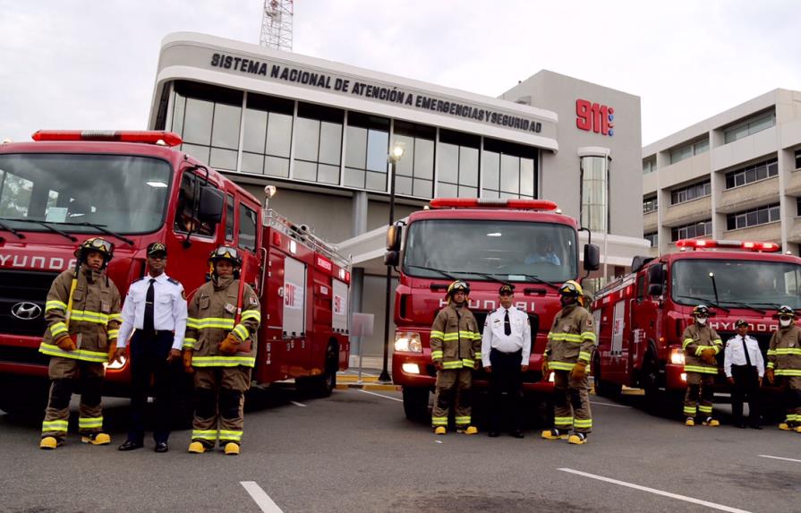 LMD dona tres camiones de bomberos para el 911 de San Cristóbal