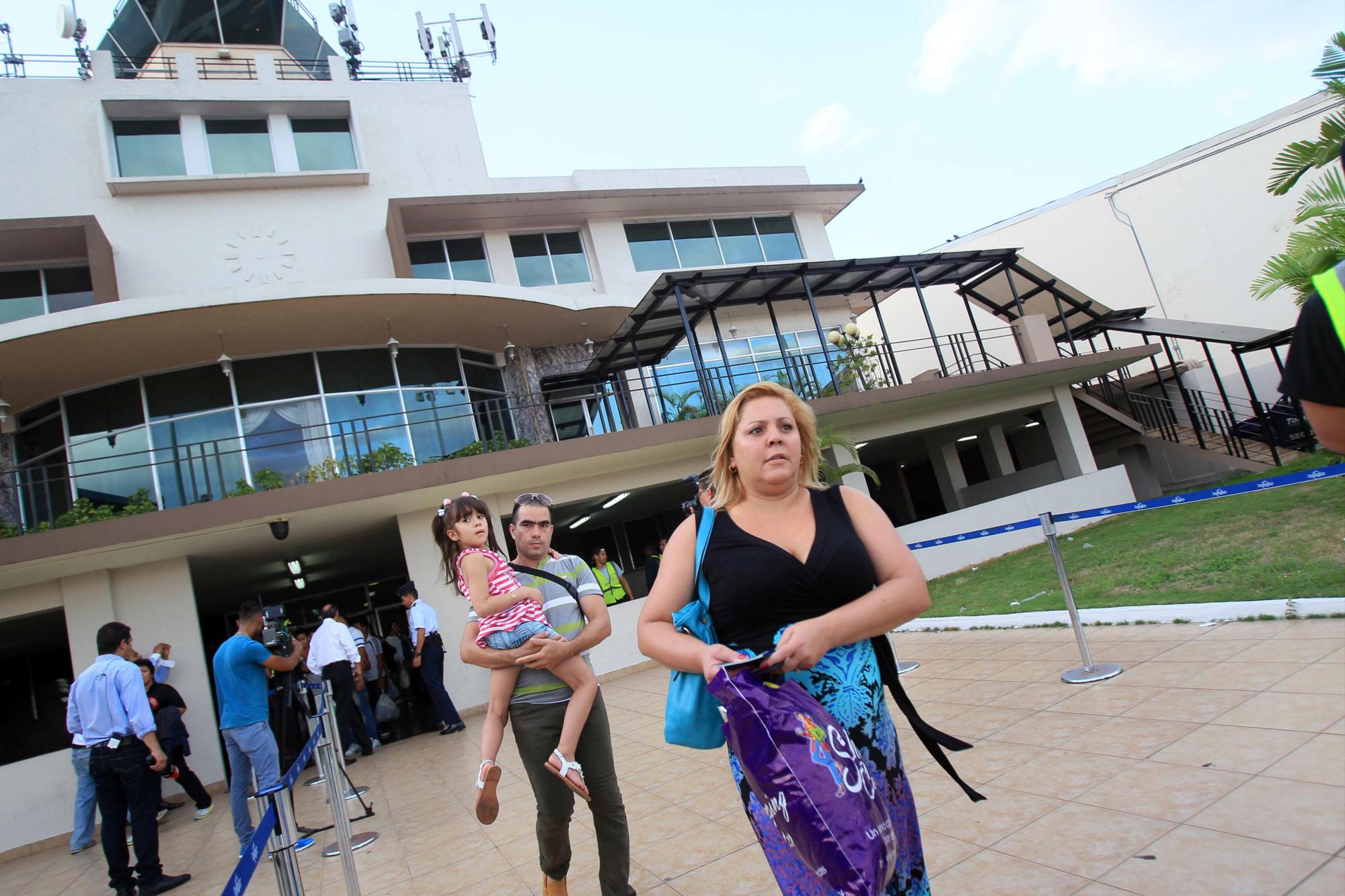 Una familia de migrantes cubanos camina para abordar un avión para viajar de Panamá con dirección a Ciudad Juárez (México) hoy, martes 10 de mayo de 2016.