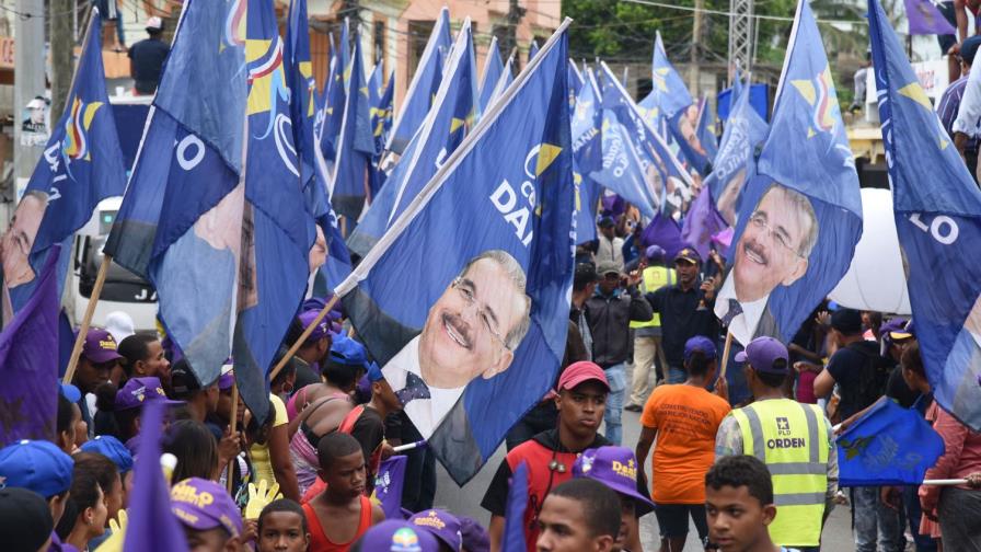 Simpatizantes reciben a Danilo en Santo Domingo Este Simpatizantes reciben a Danilo en Santo Domingo Este