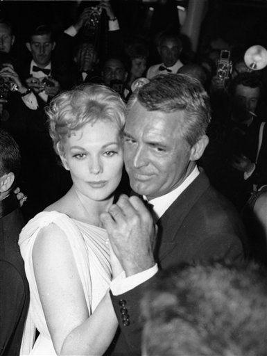 La actriz estadounidense Kim Novak baila con Cary Grant de 1959 tras la presentación de la película estadounidense Middle of the Night.