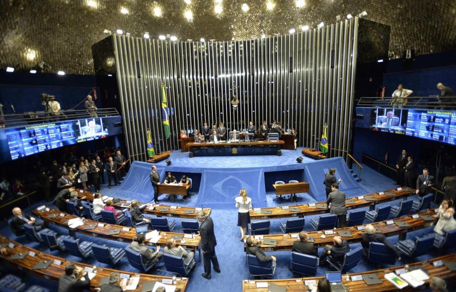 Senado brasileño inicia sesión que podría sacar del poder a Dilma Rousseff