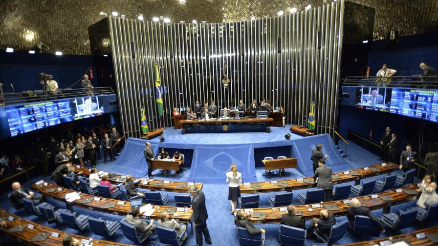 Senado brasileño inicia sesión que podría sacar del poder a Dilma Rousseff