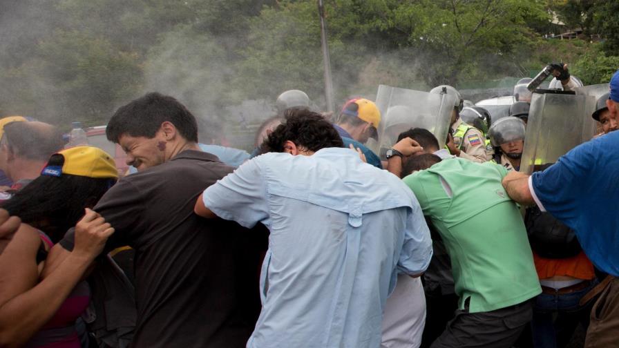 Capriles es agredido con gases lacrimógenos lanzados por policías en Caracas