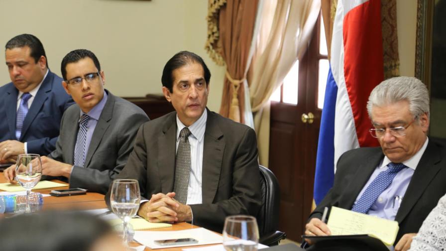 Presentan avances del programa de formación y empleo en Santiago