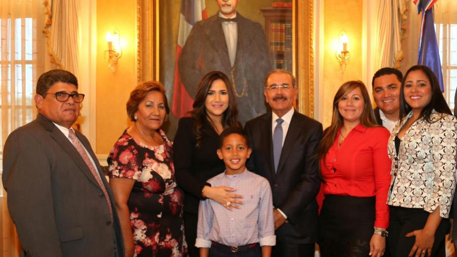 Decisión Juvenil entrega 35 mil afiliados al presidente Danilo Medina