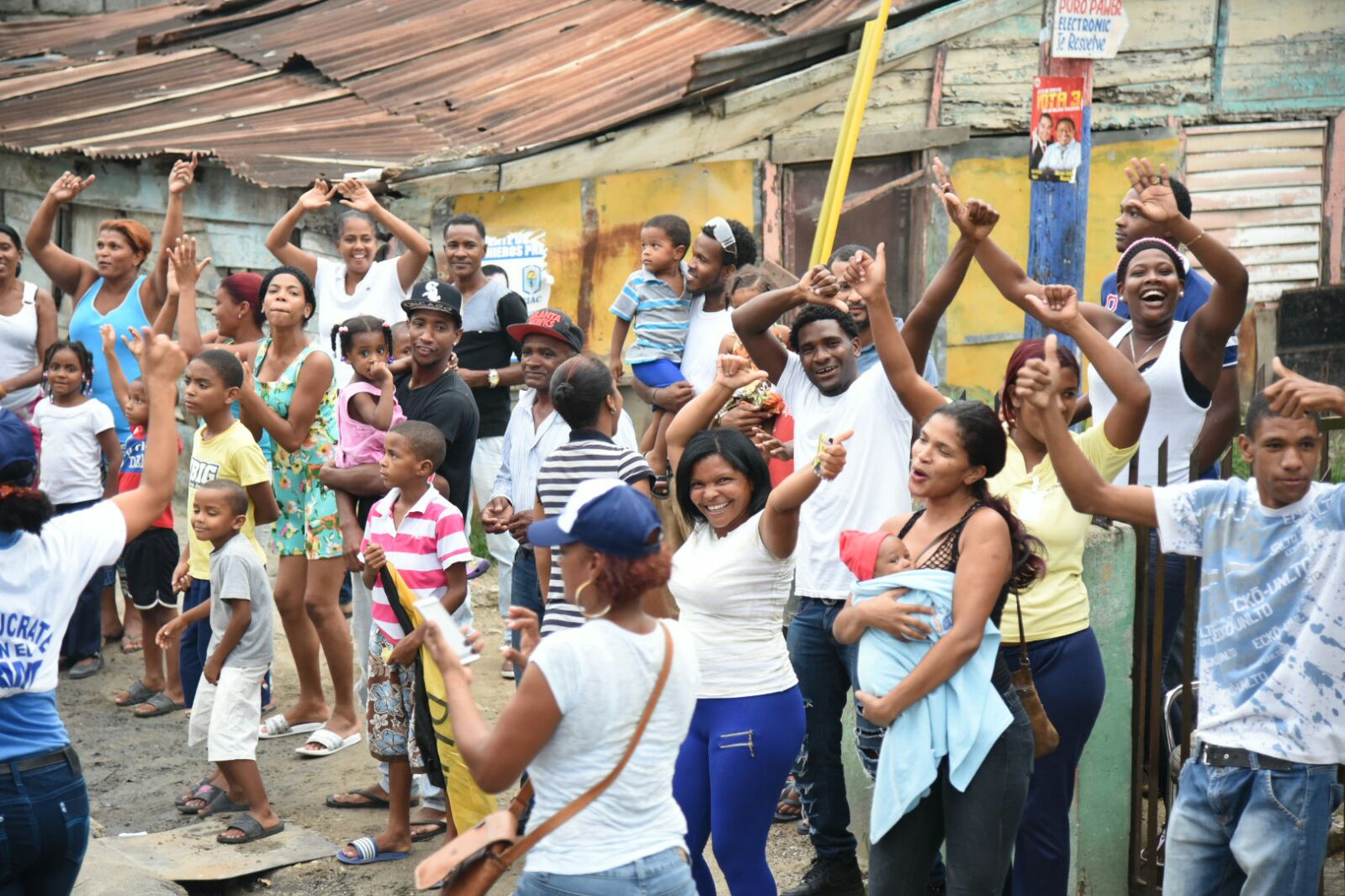 Reciben a Luis Abinader en las calles 