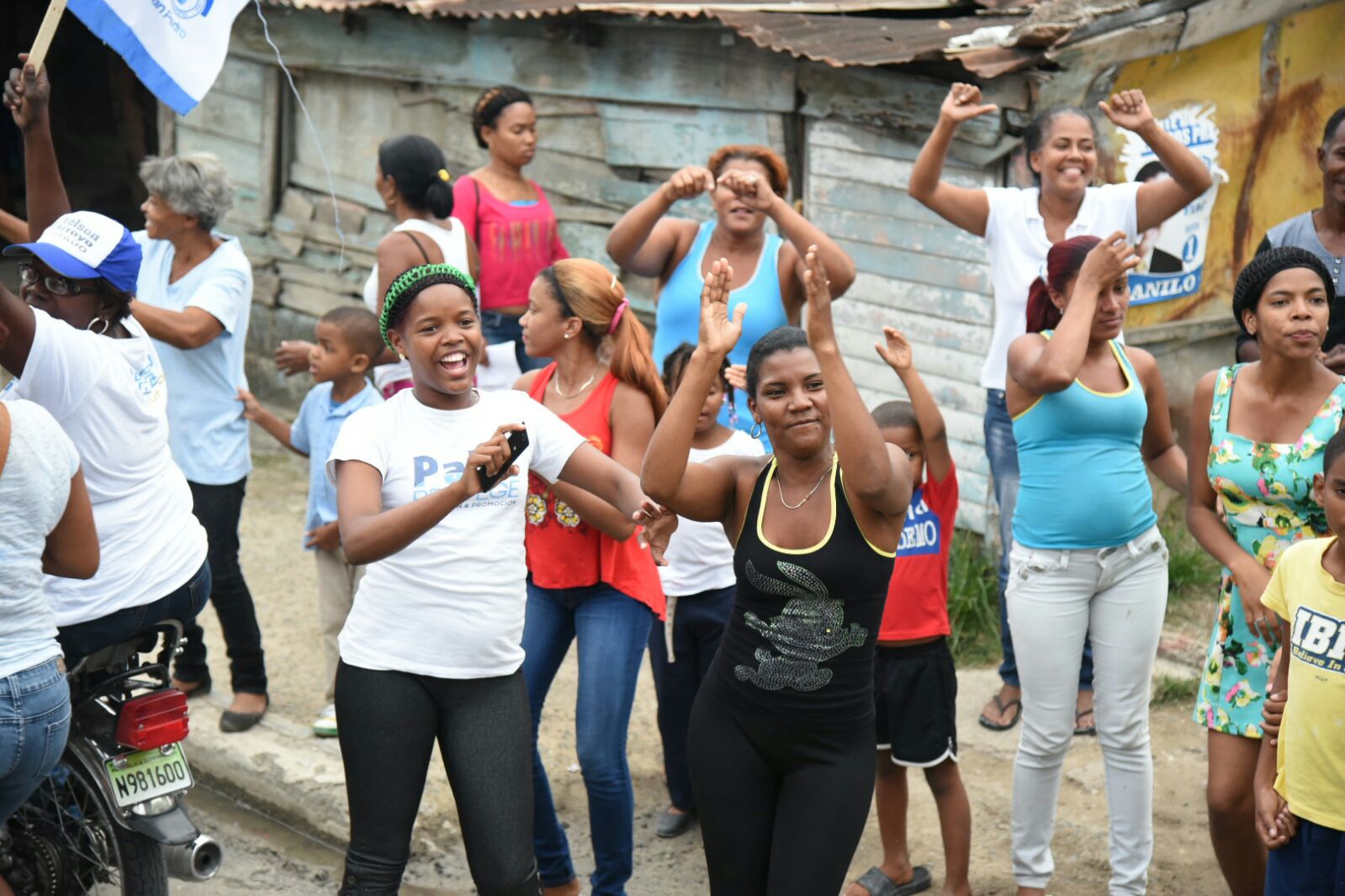 Reciben a Luis Abinader en las calles 