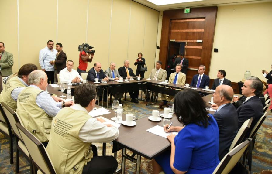 Misión de observadores de la OEA se reúne con candidatos de la oposición 