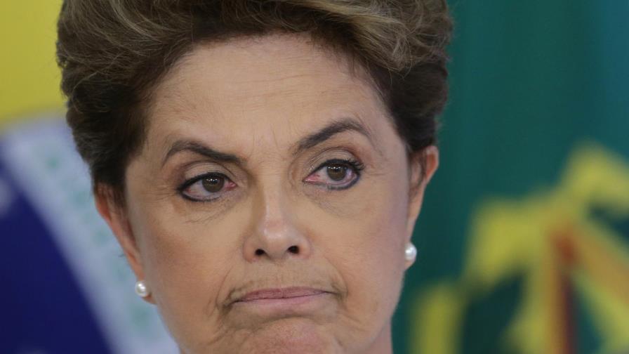 Dilma Rousseff es notificada y queda oficialmente suspendida del cargo Dilma Rousseff es notificada y queda oficialmente suspendida del cargo