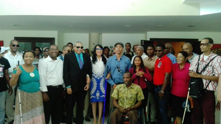 Francina Hungría recibe respaldo de personas con alguna discapacidad 