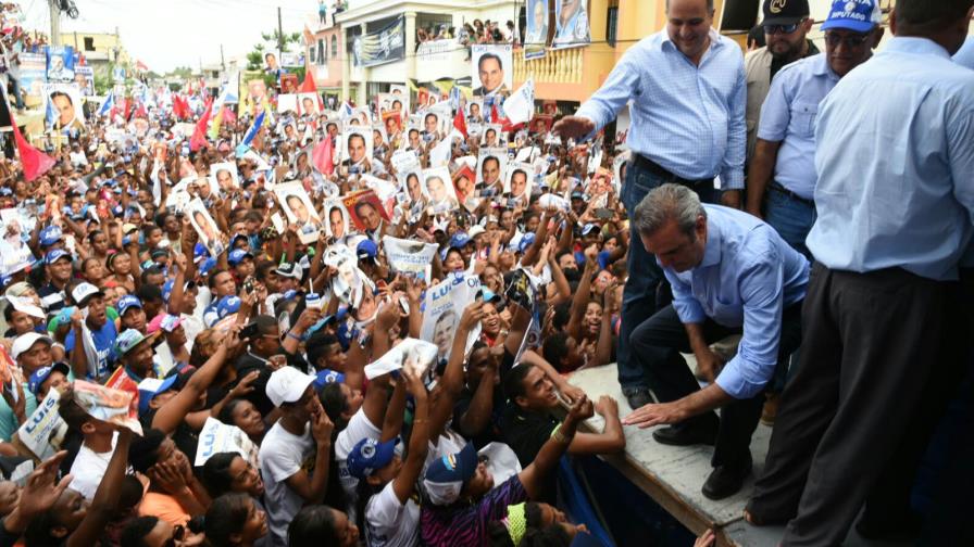 Luis Abinader encabeza una caravana en Nagua