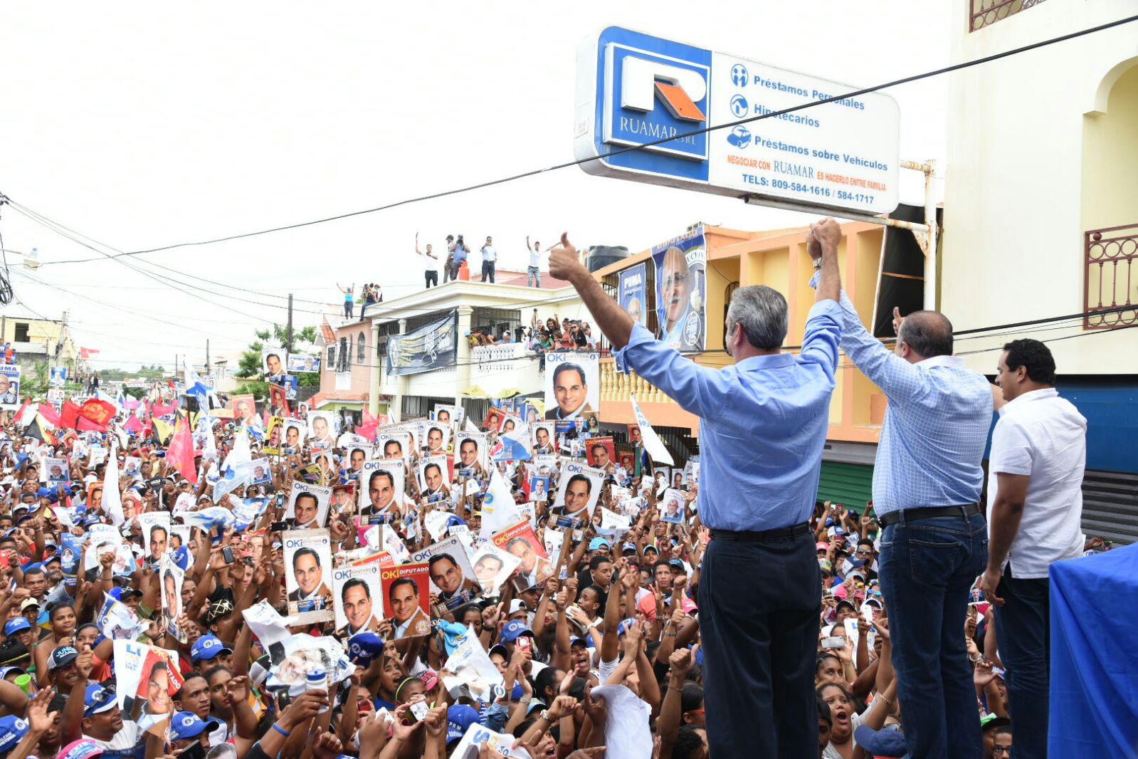 Luis Abinader frente a sus seguidores 