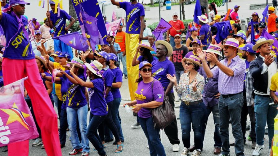 Durante el cierre de campaña del PLD exhortan a artistas y gestores culturales a votar temprano el domingo