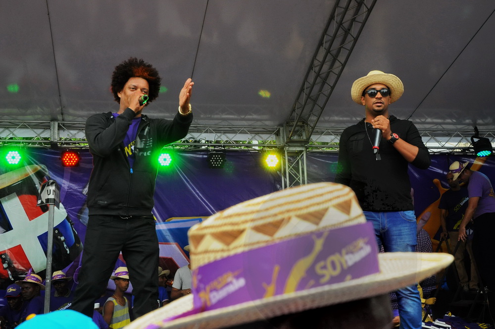 Artistas animan a los presentes en la caravana de cierre de campaña del PLD