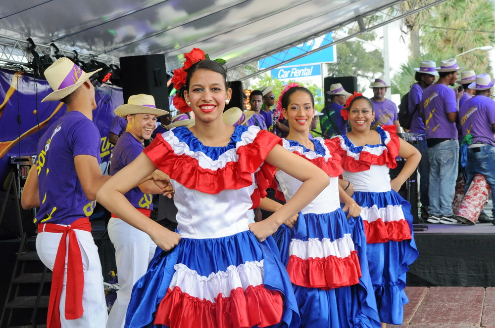 Bailarinas  animan a los presentes en la caravana de cierre de campaña del PLD