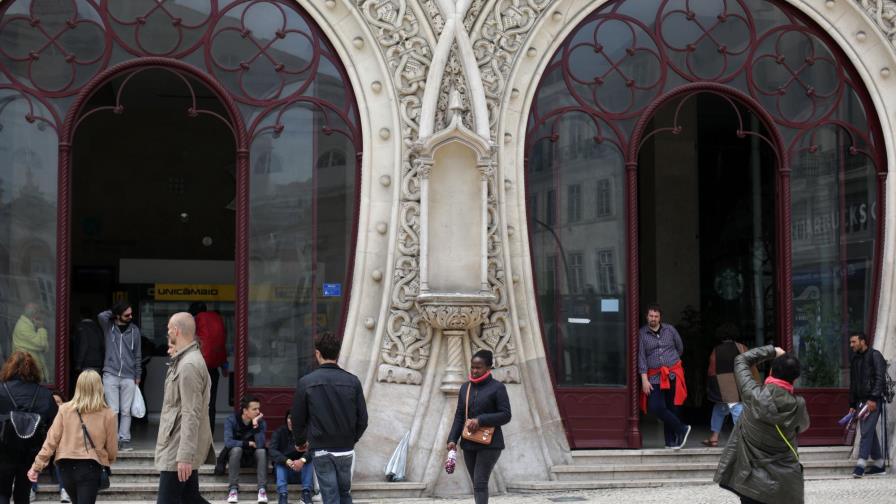 Hombre destruye una estatua intentando tomarse un selfie 
