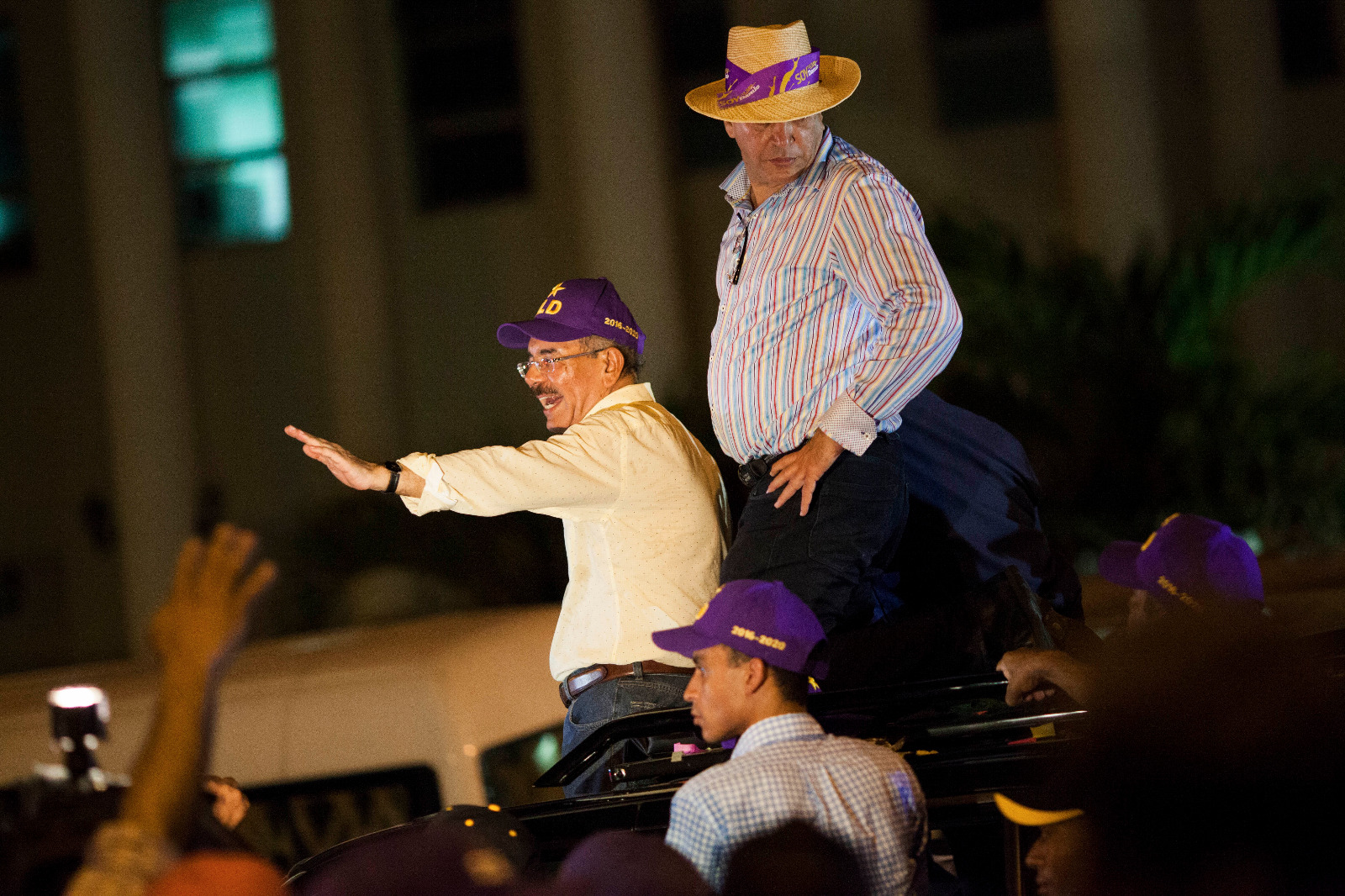 Danilo Medina saluda a sus simpatizantes 