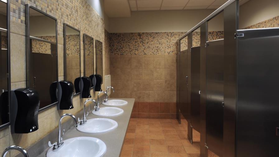 Gobierno EEUU instruye a escuelas a que transexuales usen baños que prefieran 