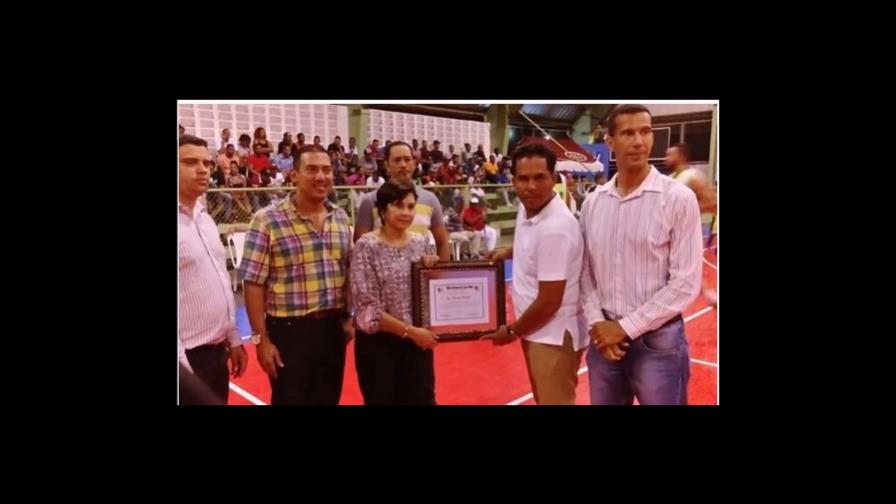 Instalan tabloncillo a canchas de 12 municipios