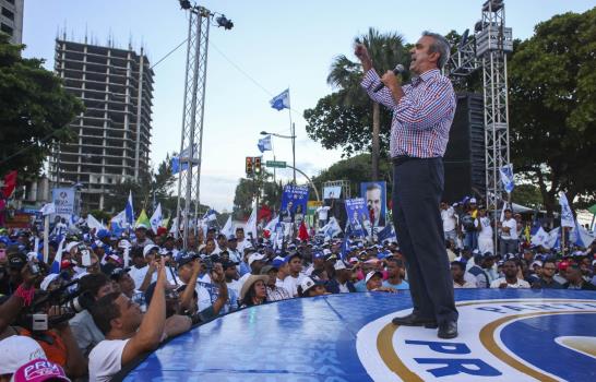 Luis Abinader cierra con acto masivo