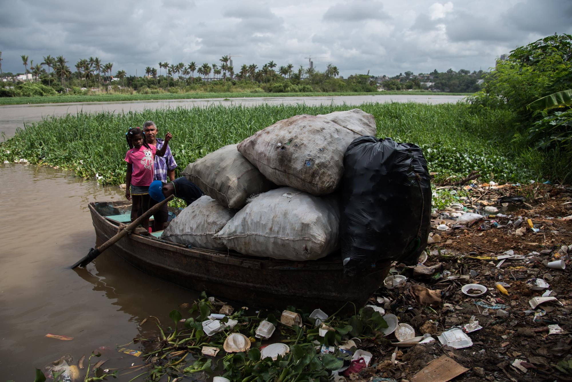 Personas transportan en yolas los plásticos a El Dique. El yolero cobra de 50 a 100 pesos por viaje.