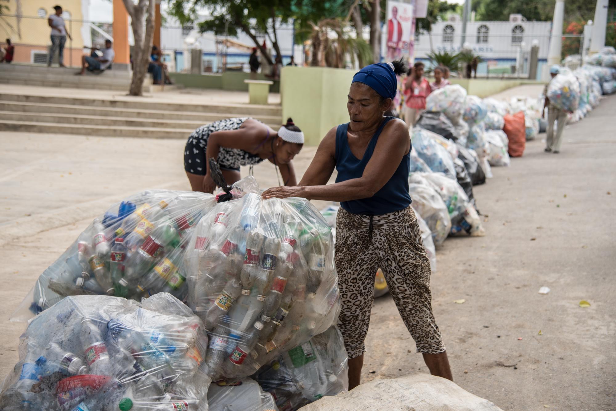 Las fundas con el plástico son puestas en orden de llegada. Los ancianos o convalecientes van al frente, sin importar la hora en que llegaron.