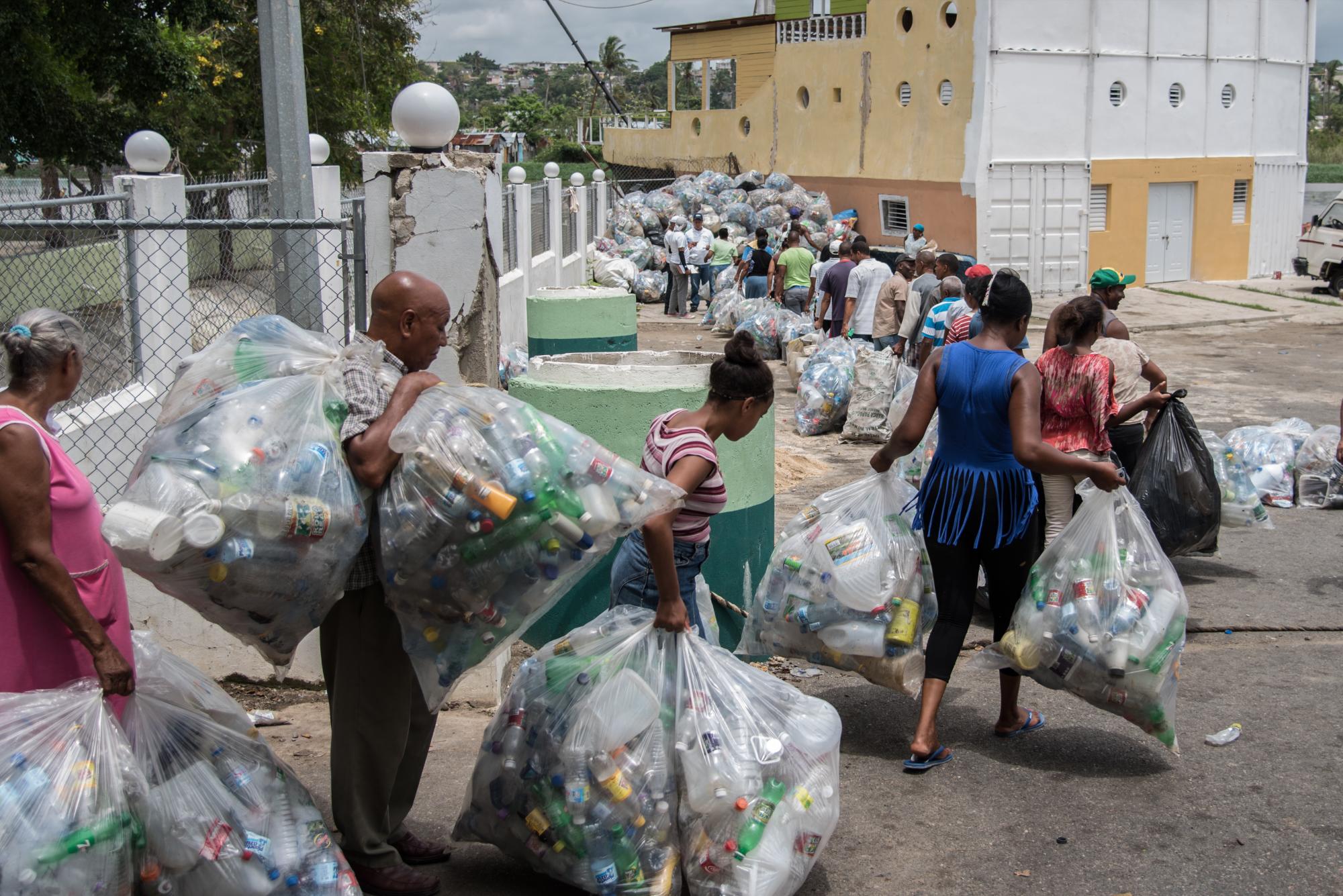 Durante el día siguen llegando personas con sus fundas de plástico.