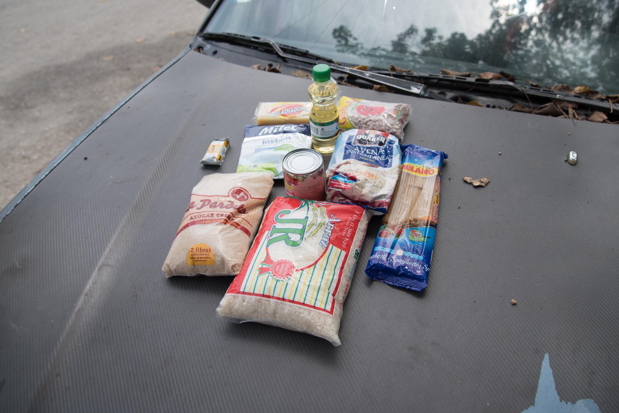 Algunos de los productos que contiene la funda de comida.