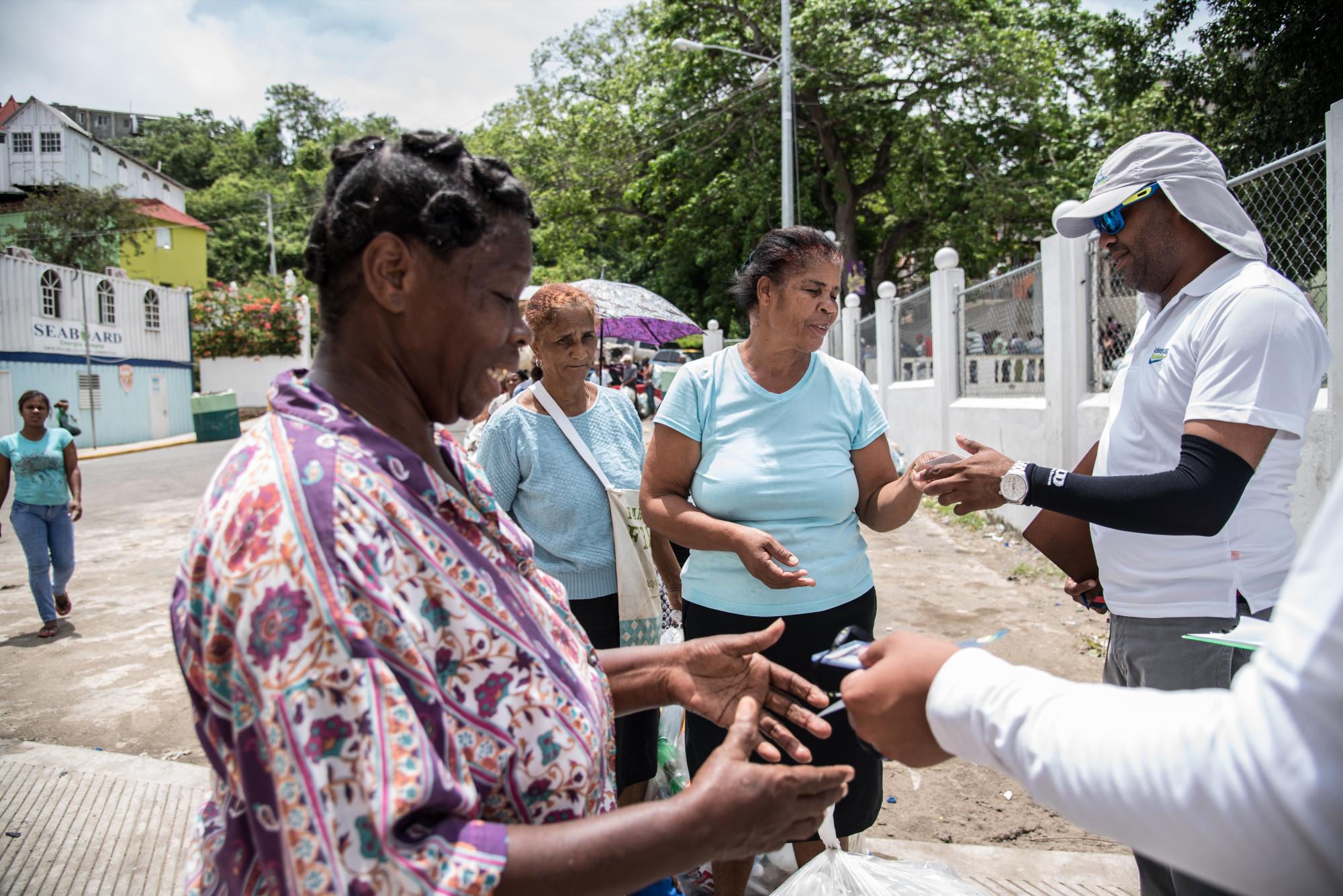 A las 11 de la mañana inicia el proceso de cambio de fundas por un ticket para obtener la comida.