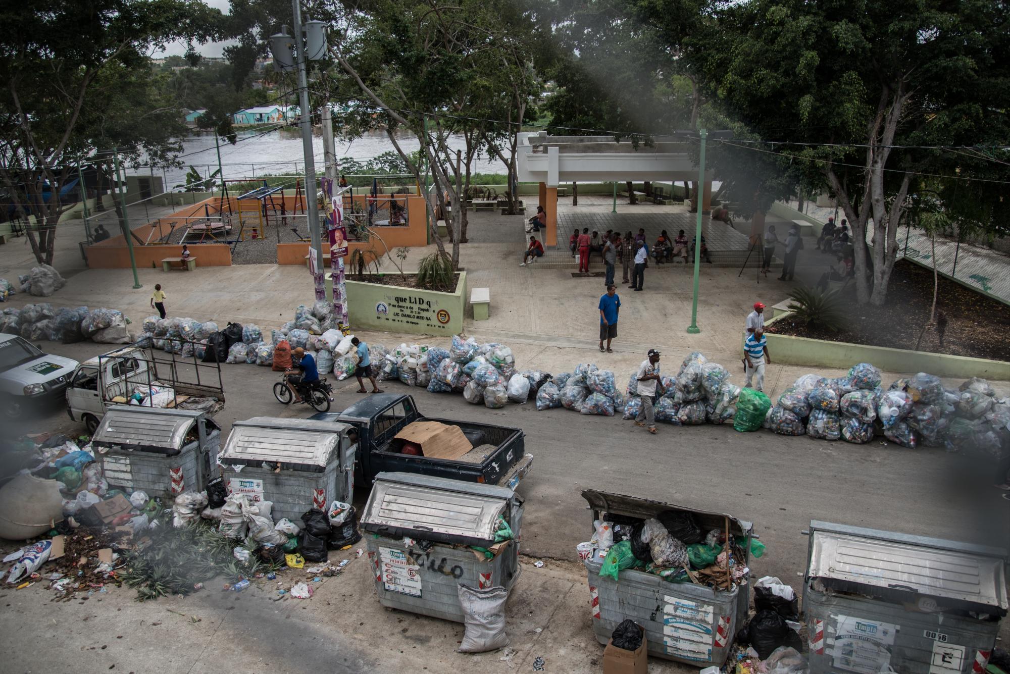 A lo largo de la mañana las fundas se acumulan por más de una cuadra. Abajo se puede ver la basura sin valor en contenedores.