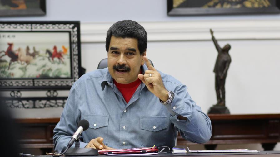 Maduro se protege ante presión de revocatorio