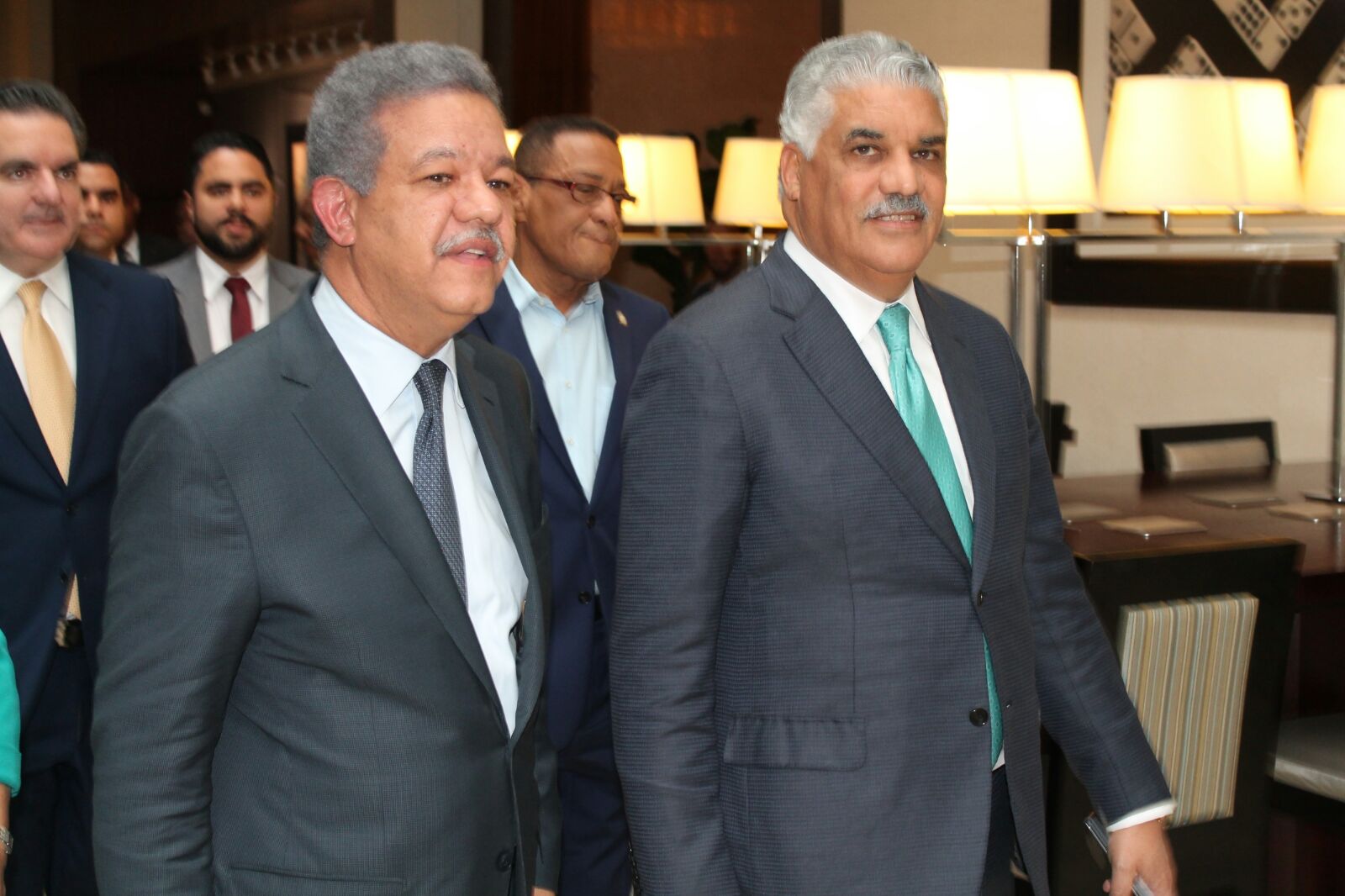 Leonel Fernández camina junto a Miguel Vargas 