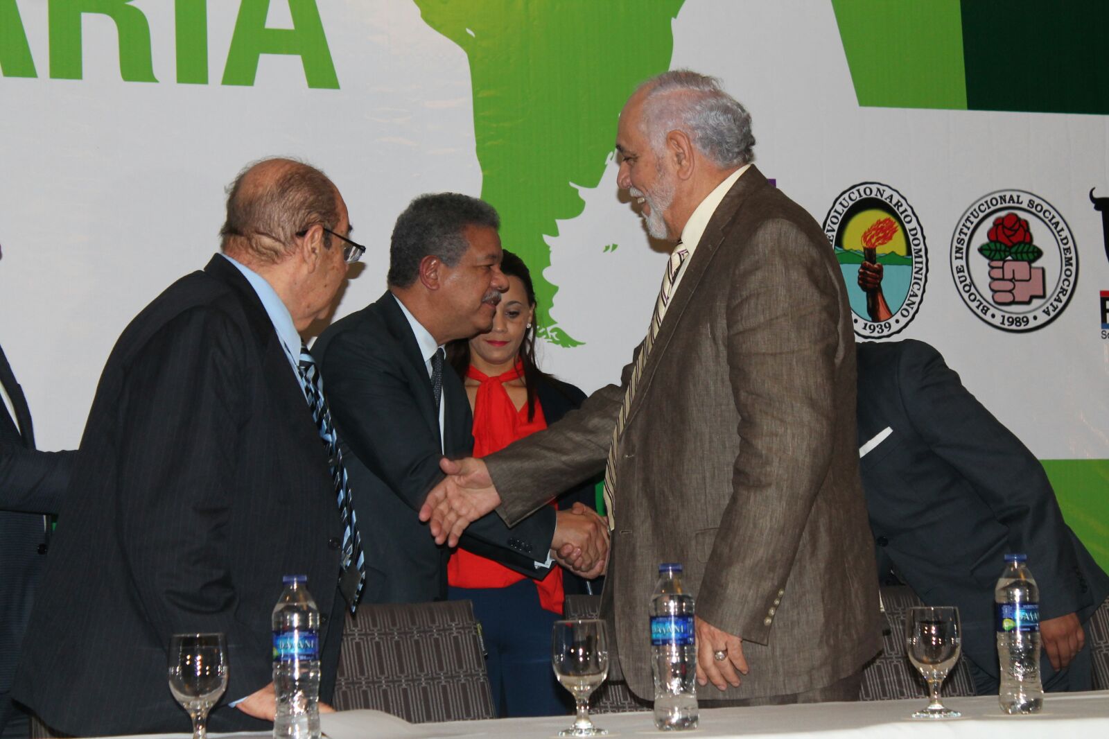 Leonel Fernández saluda