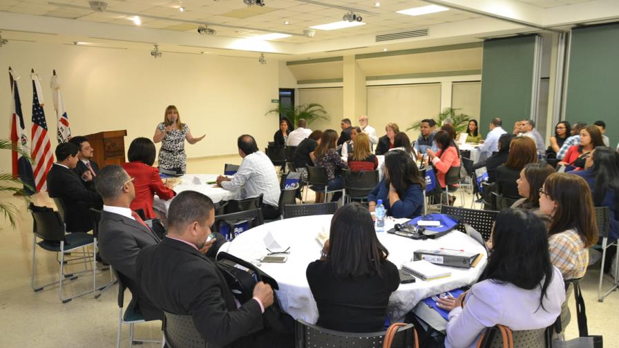 Profesionales del negocios y comunidad estudiantil se reúnen 