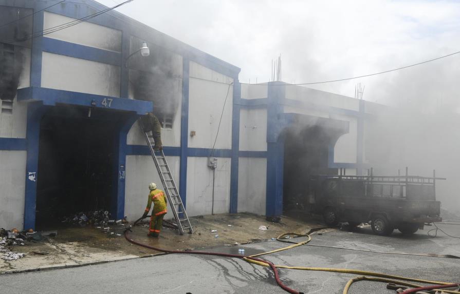 Incendio afecta almacén en residencial La Amapola, en Santo Domingo Este