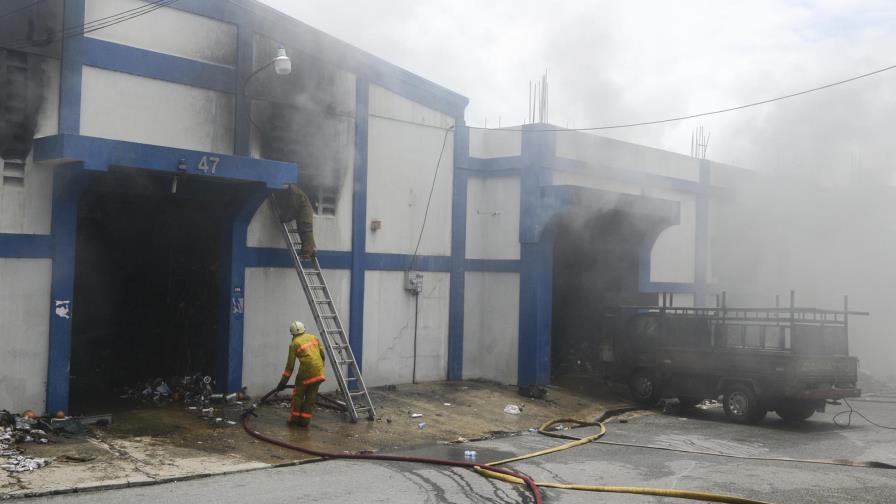 Incendio afecta almacén en residencial La Amapola, en Santo Domingo Este
