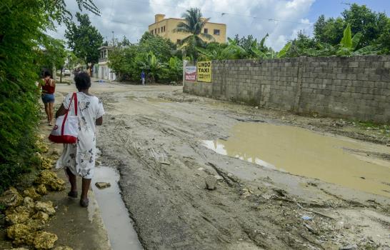 En barrio El Almirante exigen solución de calle convertida en laguna