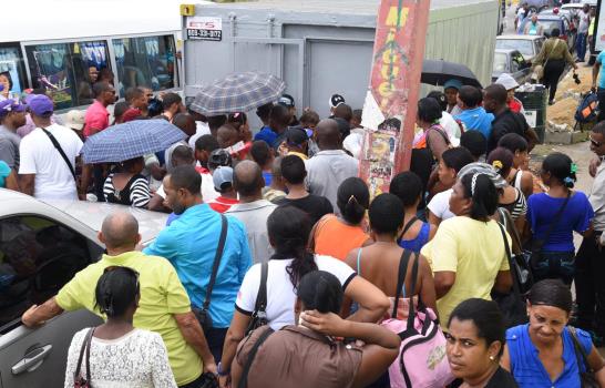 PLD entrega tickets y dinero en paradas de autobuses; PRM dice oficialista utiliza recursos del pueblo