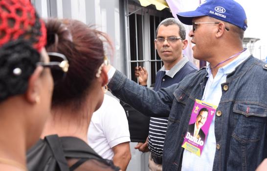 PLD entrega tickets y dinero en paradas de autobuses; PRM dice oficialista utiliza recursos del pueblo