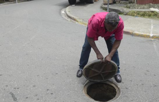 También en Los Mina el Metro es causa de inundación en calle