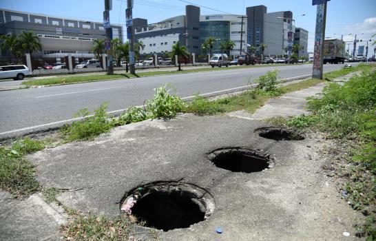 Diecinueve hoyos frente a tres hospitales públicos