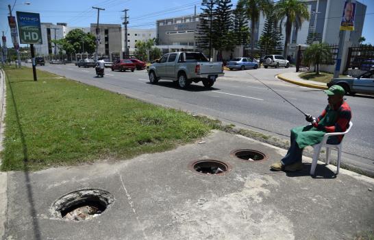 Diecinueve hoyos frente a tres hospitales públicos